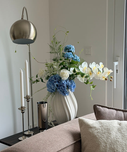 Azure Breeze Kunstblumenstrauß – Strauß neben dem Sofa mit Stehlampe – Bloom von 7 O'CLOCK