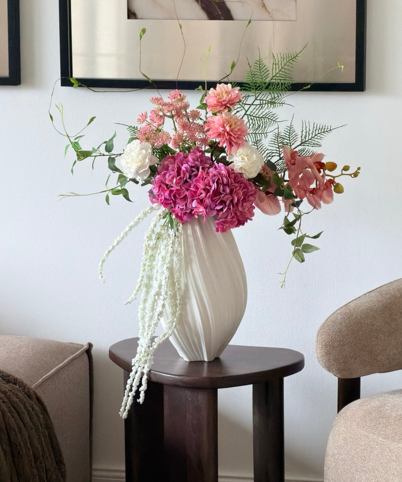 Berry Bliss Kunstblumenstrauß – Strauß auf dem Beistelltisch im Wohnzimmer – Bloom von 7 O'CLOCK