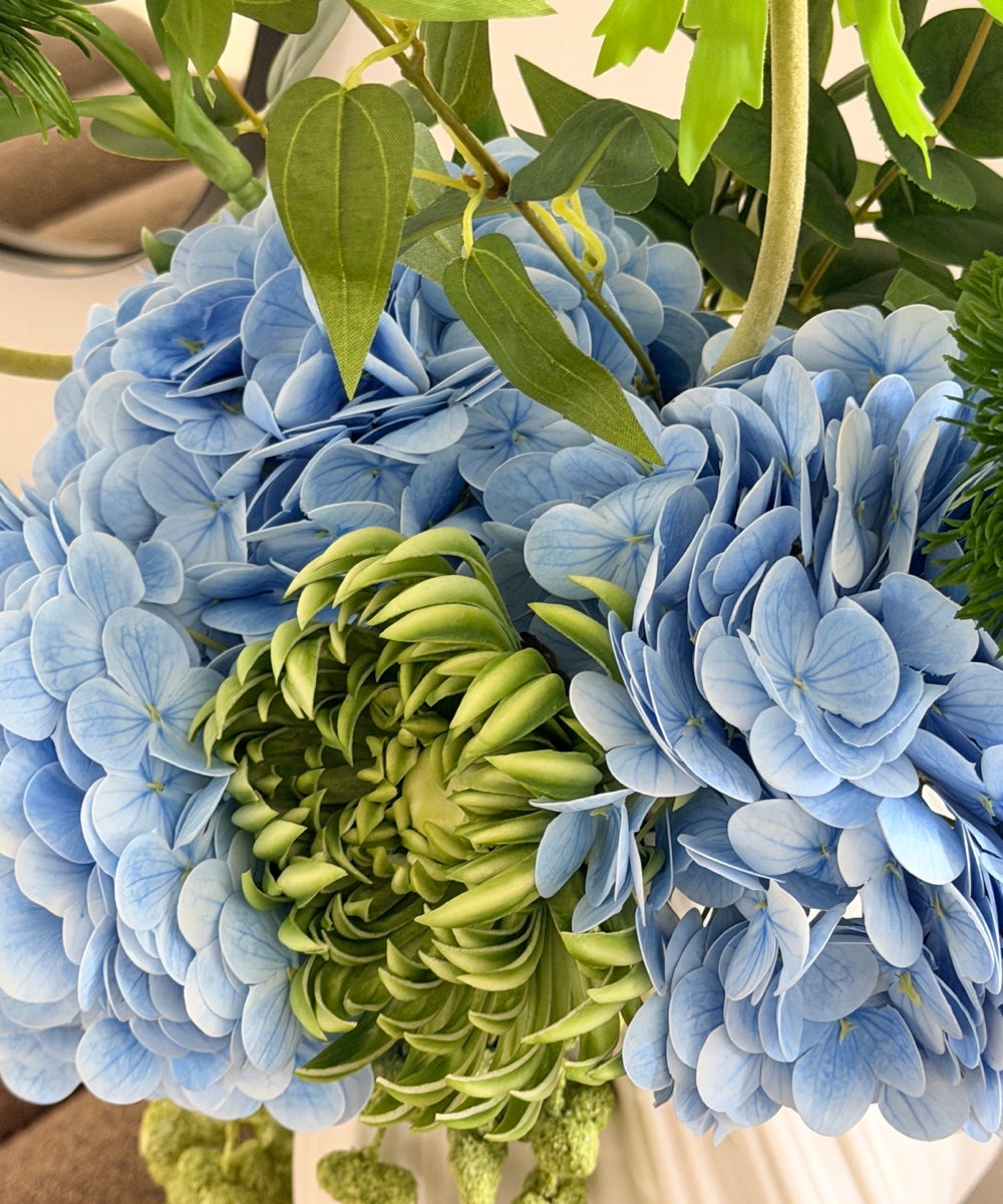 Blue Botanica Kunstblumenstrauß – Close-up Hortensien in Blau & Chrysantheme in Grün – Bloom von 7 O'CLOCK
