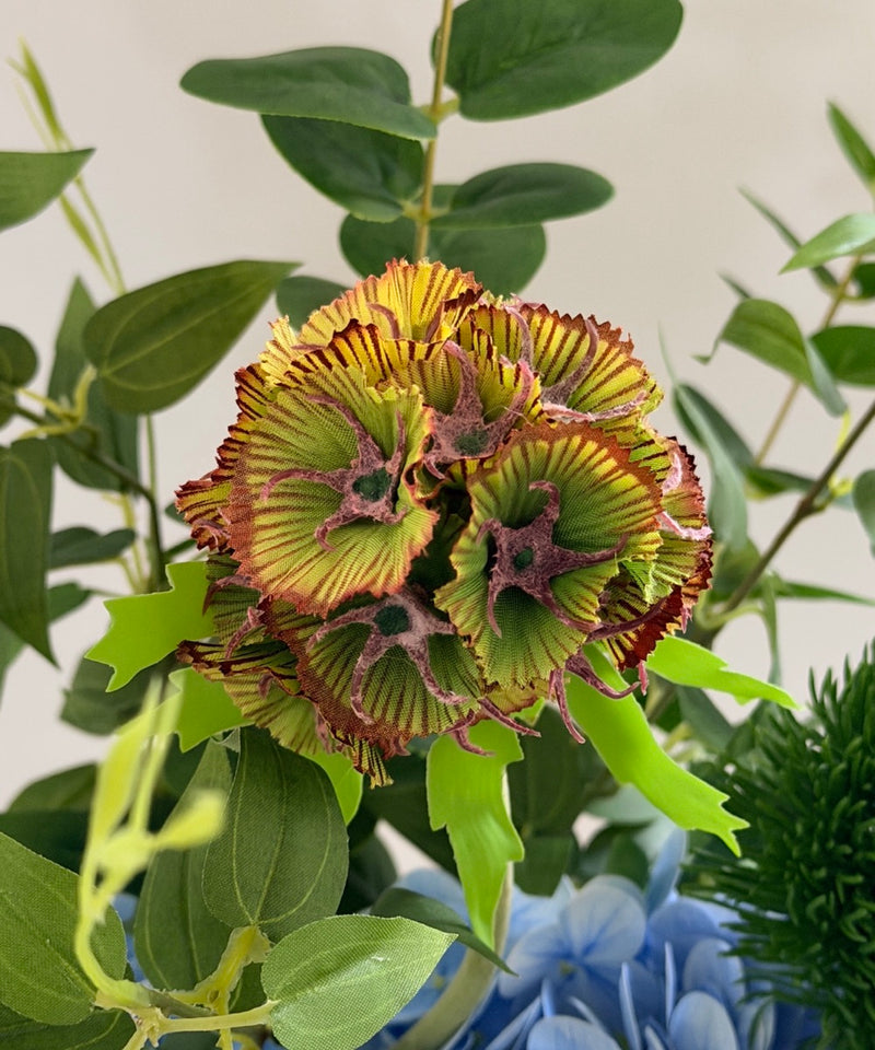 Blue Botanica Kunstblumenstrauß – Close-up Hortensie in Braun – Bloom von 7 O'CLOCK