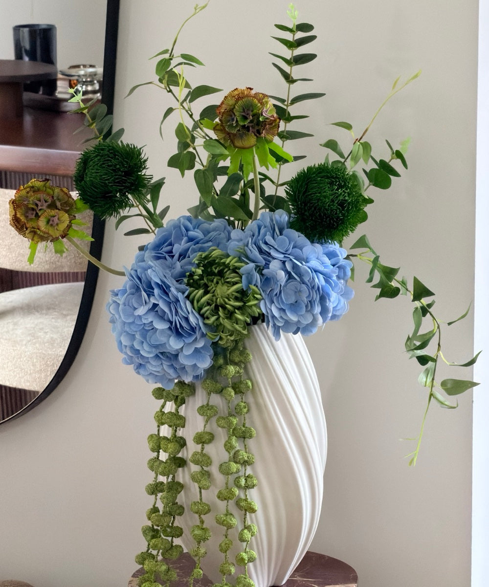 Blue Botanica Kunstblumenstrauß – Strauß im Flur neben dem Spiegel – Bloom von 7 O'CLOCK