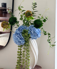 Blue Botanica Kunstblumenstrauß – Strauß im Flur neben dem Spiegel – Bloom von 7 O'CLOCK