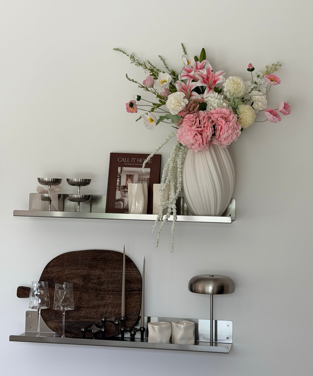 Blush Cloud Kunstblumenstrauß – Strauß auf dem Wandregal in der Gesamtansicht – Bloom von 7 O'CLOCK