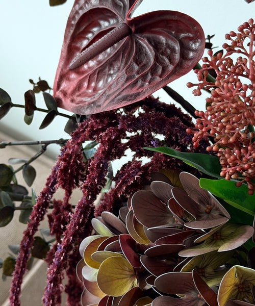 Kunstblumenstrauß Forest Ember in Bordeaux, Grün & Braun aus der Serie Bloom – Close-up Anthurium & Hortensie in Braun