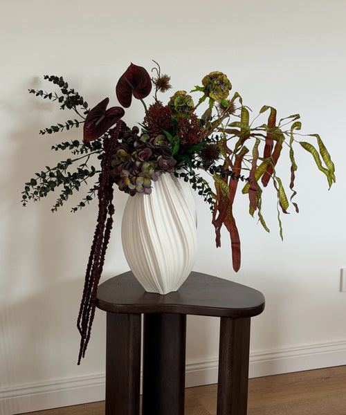 Kunstblumenstrauß Forest Ember in Bordeaux, Grün & Braun aus der Serie Bloom – vor heller Wand
