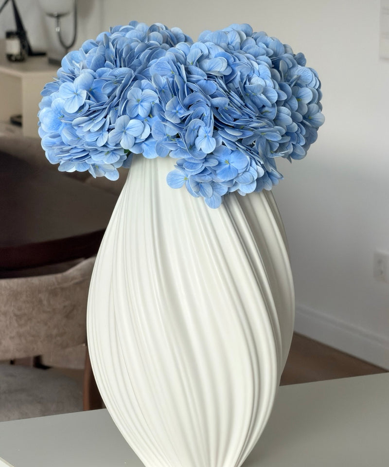 Hortensien Bouquet Blau – Komplettansicht in weißer Vase – Bloom von 7 O'CLOCK