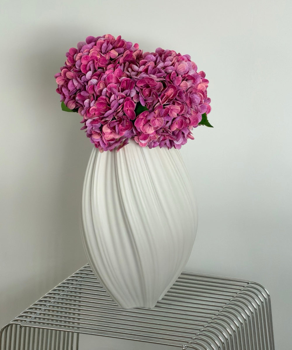 Hortensien Bouquet Pink – Komplettansicht in weißer Vase – Bloom von 7 O'CLOCK