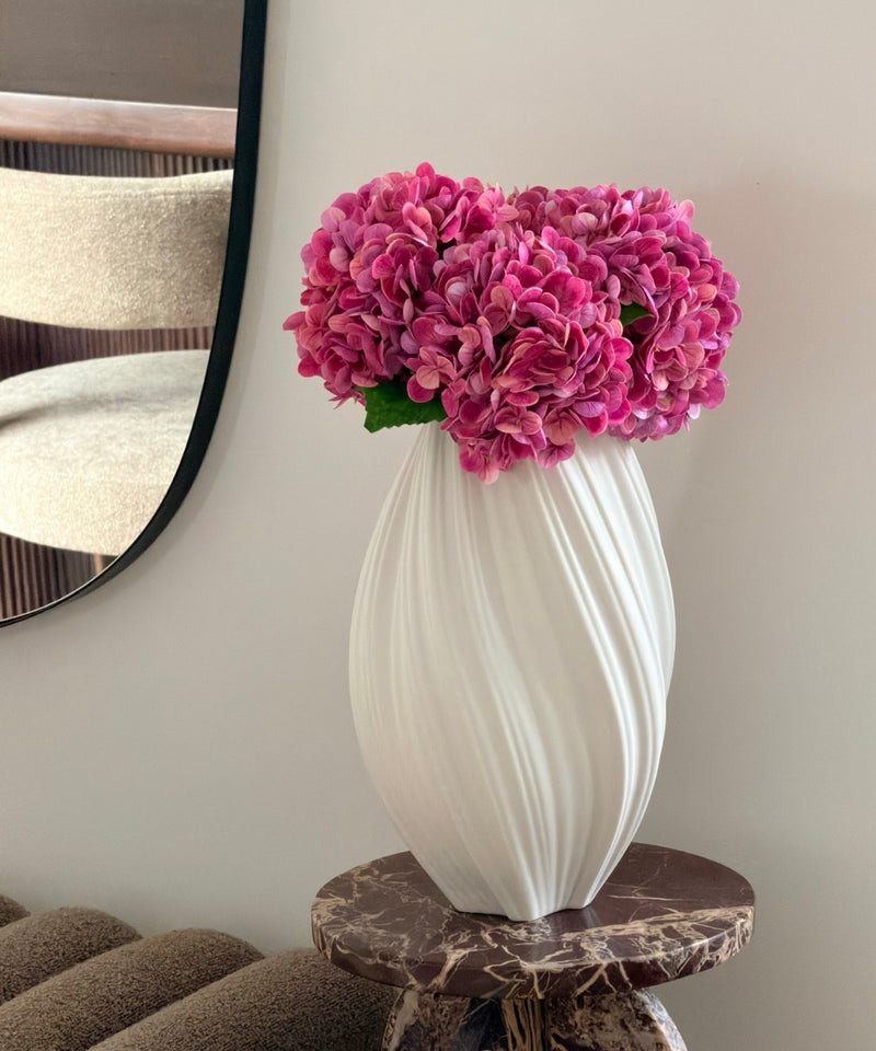 Hortensien Bouquet Pink – auf dem Marmor-Beistelltisch – Bloom von 7 O'CLOCK