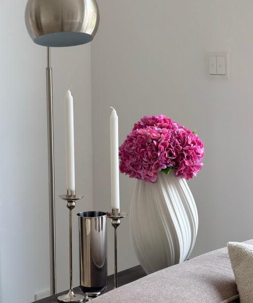Hortensien Bouquet Pink – neben Stehlampe und Kerzenhaltern – Bloom von 7 O'CLOCK