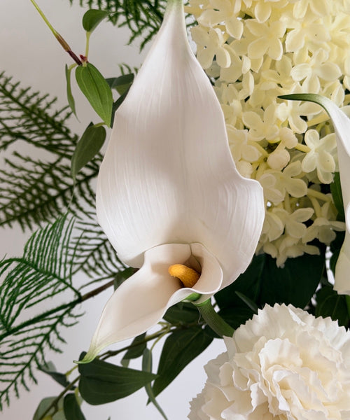 Ivory Grace Kunstblumenstrauß – Close-up Calla-Lilie & Flieder in Weiß – Bloom von 7 O'CLOCK