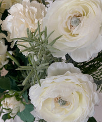 Ivory Grace Kunstblumenstrauß – Close-up Ranunkel in Weiß – Bloom von 7 O'CLOCK