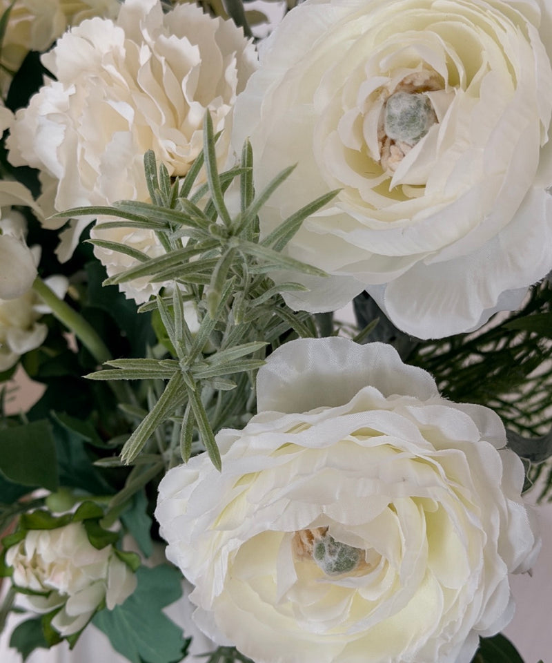 Ivory Grace Kunstblumenstrauß – Close-up Ranunkel in Weiß – Bloom von 7 O'CLOCK