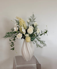 Ivory Grace Kunstblumenstrauß – Strauß auf dem Metallhocker – Bloom von 7 O'CLOCK