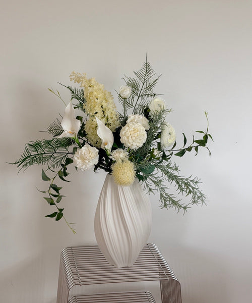 Ivory Grace Kunstblumenstrauß – Strauß auf dem Metallhocker – Bloom von 7 O'CLOCK