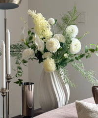 Ivory Grace Kunstblumenstrauß – Strauß neben dem Sofa mit Stehlampe – Bloom von 7 O'CLOCK