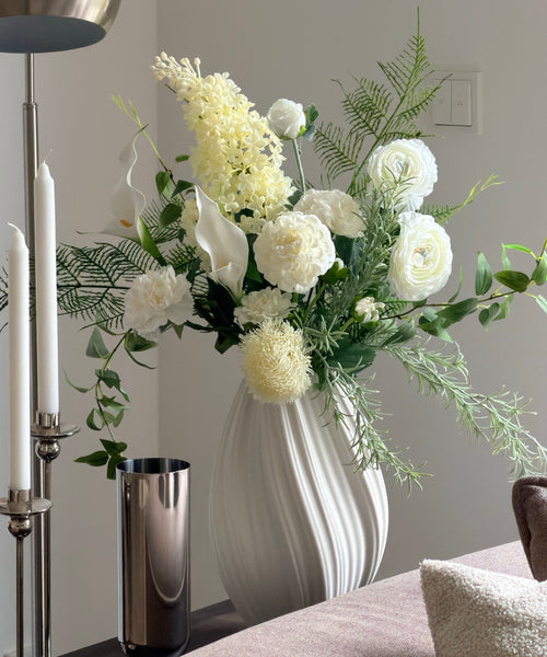 Ivory Grace Kunstblumenstrauß – Strauß neben dem Sofa mit Stehlampe – Bloom von 7 O'CLOCK
