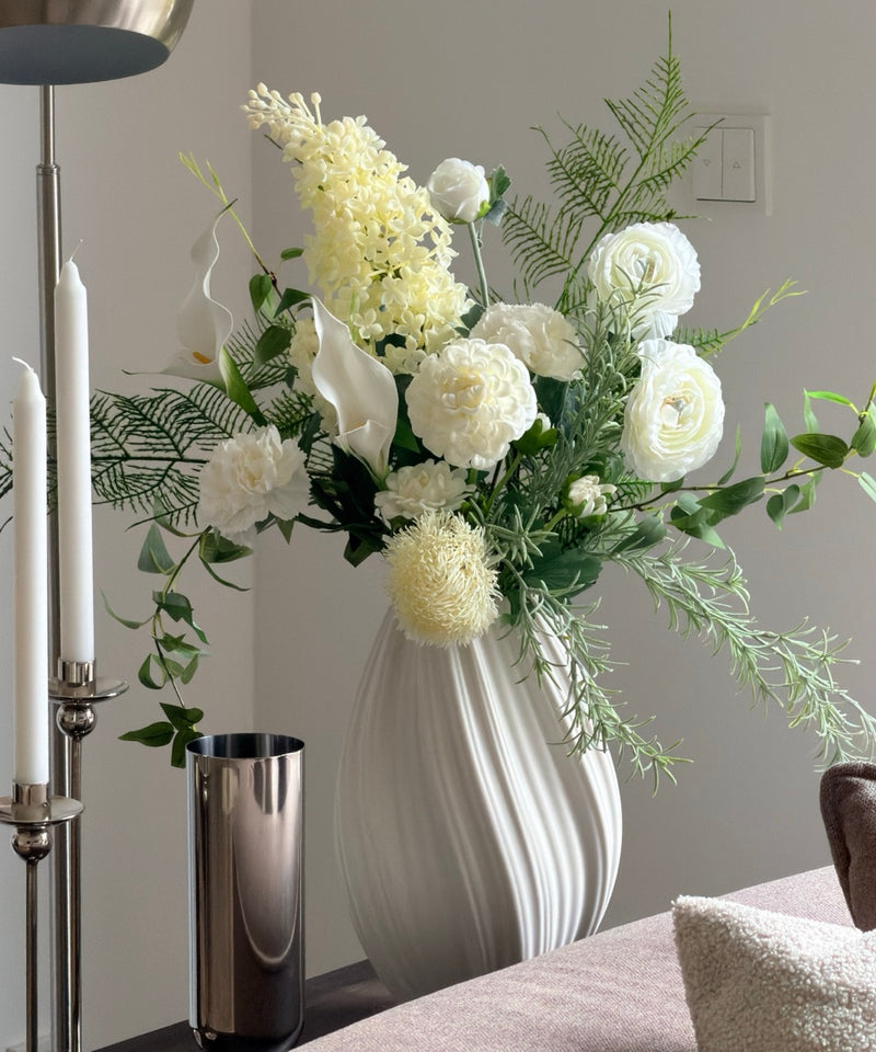 Ivory Grace Kunstblumenstrauß – Strauß neben dem Sofa mit Stehlampe – Bloom von 7 O'CLOCK
