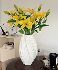 Lilien Bouquet Gelb – Komplettansicht in weißer Vase – Bloom von 7 O'CLOCK