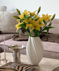 Lilien Bouquet Gelb – auf dem Couchtisch im Wohnzimmer – Bloom von 7 O'CLOCK