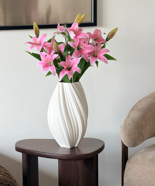 Lilien Bouquet Pink – Komplettansicht in weißer Vase – Bloom von 7 O'CLOCK
