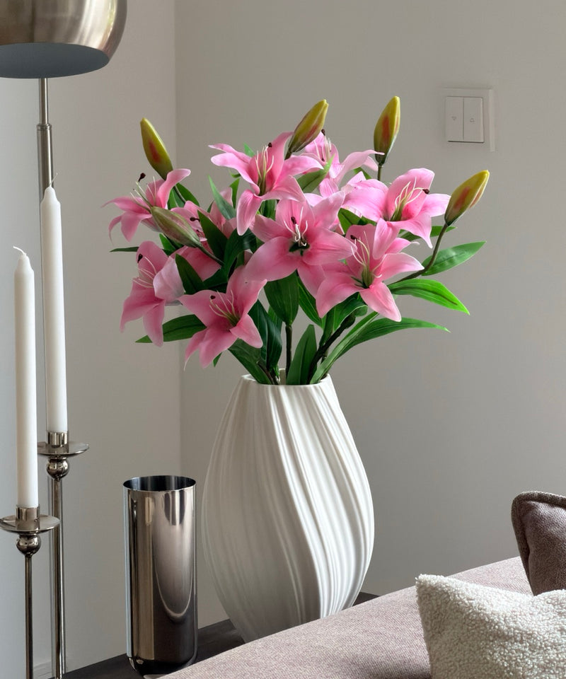 Lilien Bouquet Pink – neben Stehlampe und Kerzenhaltern – Bloom von 7 O'CLOCK
