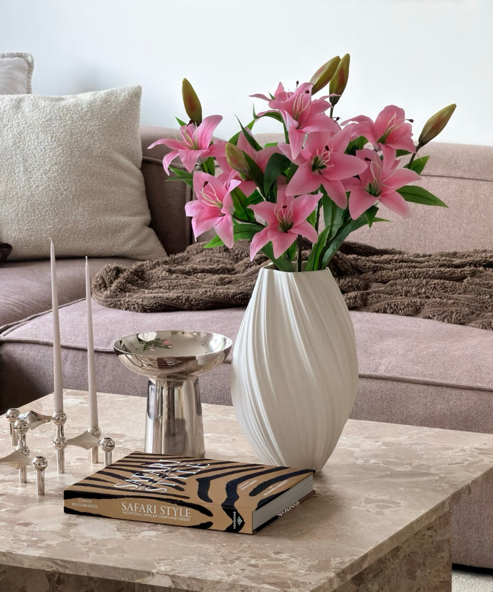 Lilien Bouquet Pink – auf dem Couchtisch im Wohnzimmer – Bloom von 7 O'CLOCK