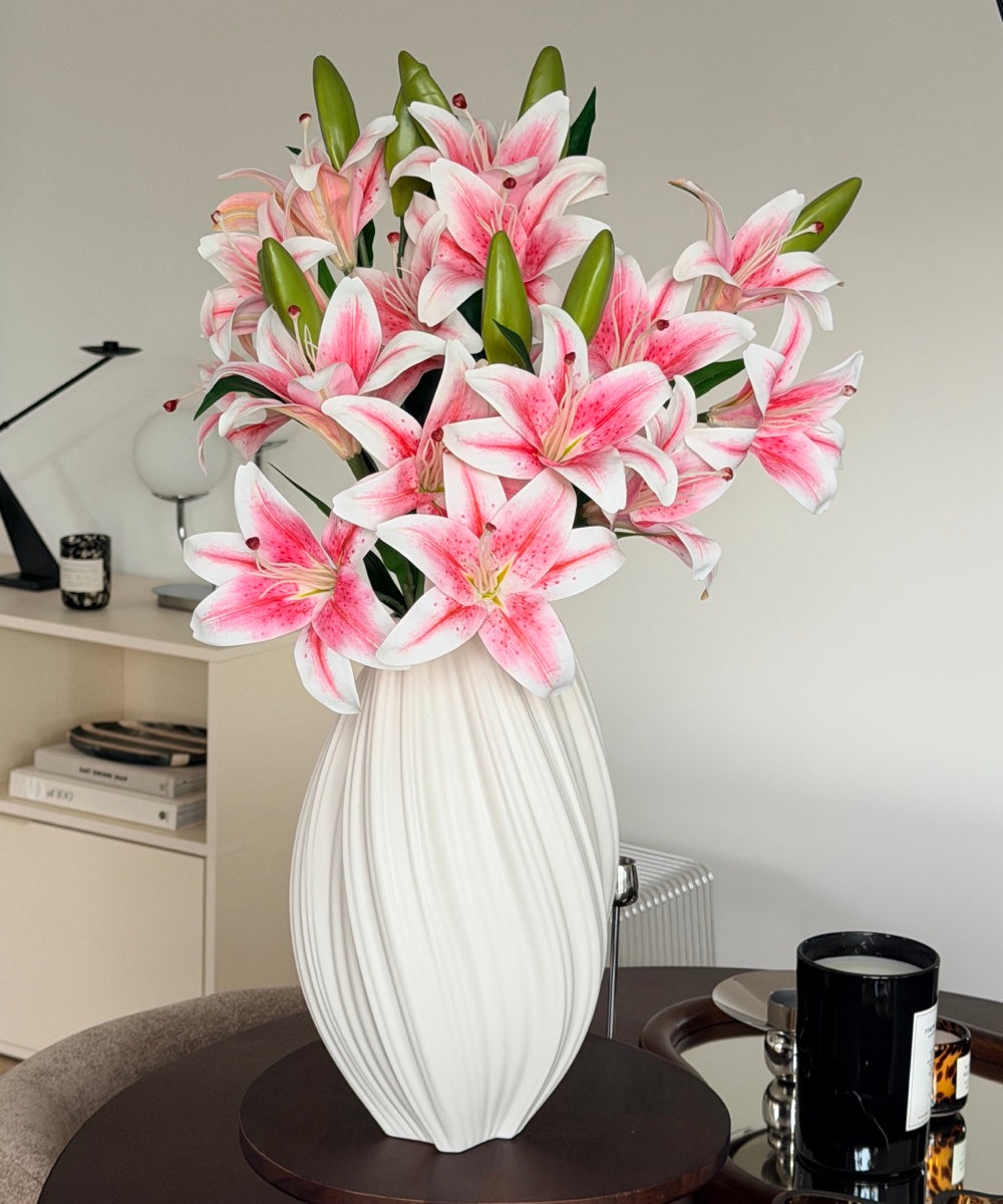 Lilien Bouquet Weiß & Rosa – Komplettansicht in weißer Vase – Bloom von 7 O'CLOCK