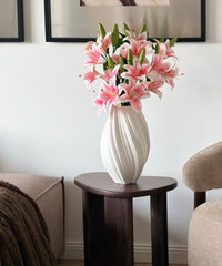 Lilien Bouquet Weiß & Rosa – auf dem Beistelltisch im Wohnzimmer – Bloom von 7 O'CLOCK