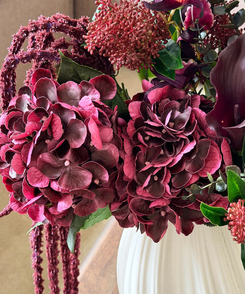 Kunstblumenstrauß Merlot Night in Bordeaux & Grün aus der Serie Bloom – Close-up Hortensien & Amaranthus in Bordeaux