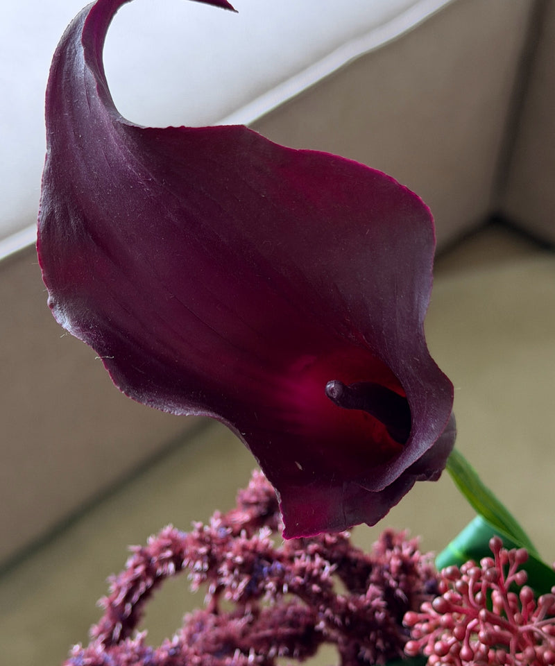 Kunstblumenstrauß Merlot Night in Bordeaux & Grün aus der Serie Bloom – Close-up Calla-Lilie in Bordeaux