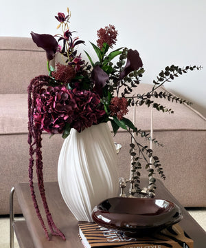 Kunstblumenstrauß Merlot Night in Bordeaux & Grün aus der Serie Bloom – auf dem Couchtisch im Wohnzimmer