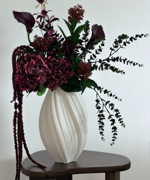 Kunstblumenstrauß Merlot Night in Bordeaux & Grün aus der Serie Bloom – vor heller Wand