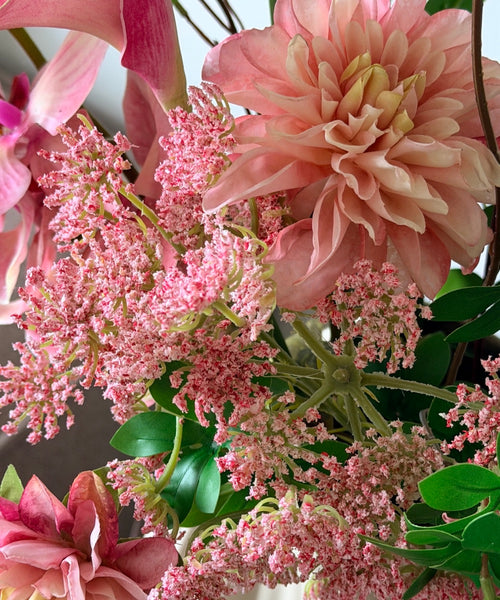 Orchid Muse Kunstblumenstrauß – Close-up Dahlie & Wilde Möhre in Rosa – Bloom von 7 O'CLOCK