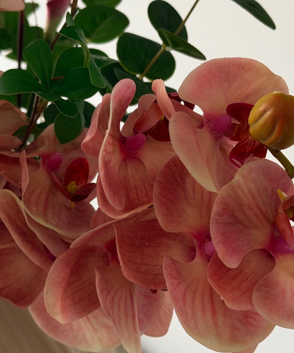 Orchid Muse Kunstblumenstrauß – Close-up Orchidee in Rosa – Bloom von 7 O'CLOCK
