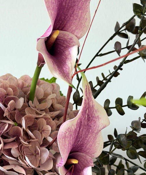 Plum Noir Kunstblumenstrauß – Close-up Calla-Lilien in Lila & Hortensie in Altrosa – Bloom von 7 O'CLOCK