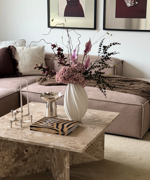 Plum Noir Kunstblumenstrauß – Strauß auf dem Couchtisch im Wohnzimmer – Bloom von 7 O'CLOCK