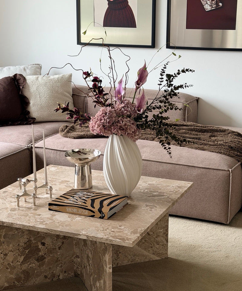 Plum Noir Kunstblumenstrauß – Strauß auf dem Couchtisch im Wohnzimmer – Bloom von 7 O'CLOCK