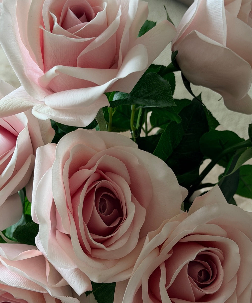 Rosen Bouquet Hellrosa – Nahaufnahme der Blüten mit Blattgrün – Bloom von 7 O'CLOCK