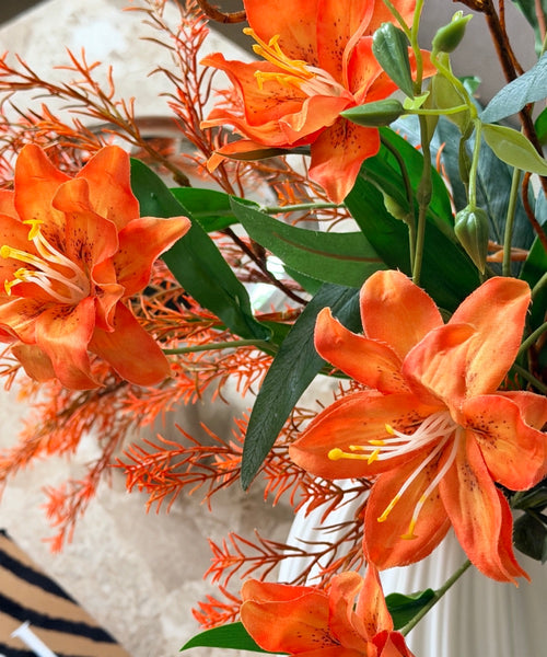 Wild Flame Kunstblumenstrauß – Close-up Lilien in Orange – Bloom von 7 O'CLOCK