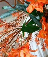 Wild Flame Kunstblumenstrauß – Close-up Lilie & Zierspargel in Orange – Bloom von 7 O'CLOCK