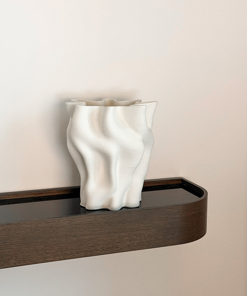 Cleo Keramikvase in Cremeweiß auf dem Wandregal aus Holz