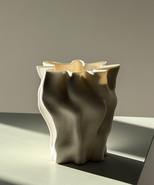 Cleo Keramikvase in Cremeweiß auf der Küchenarbeitsplatte im Sonnenlicht