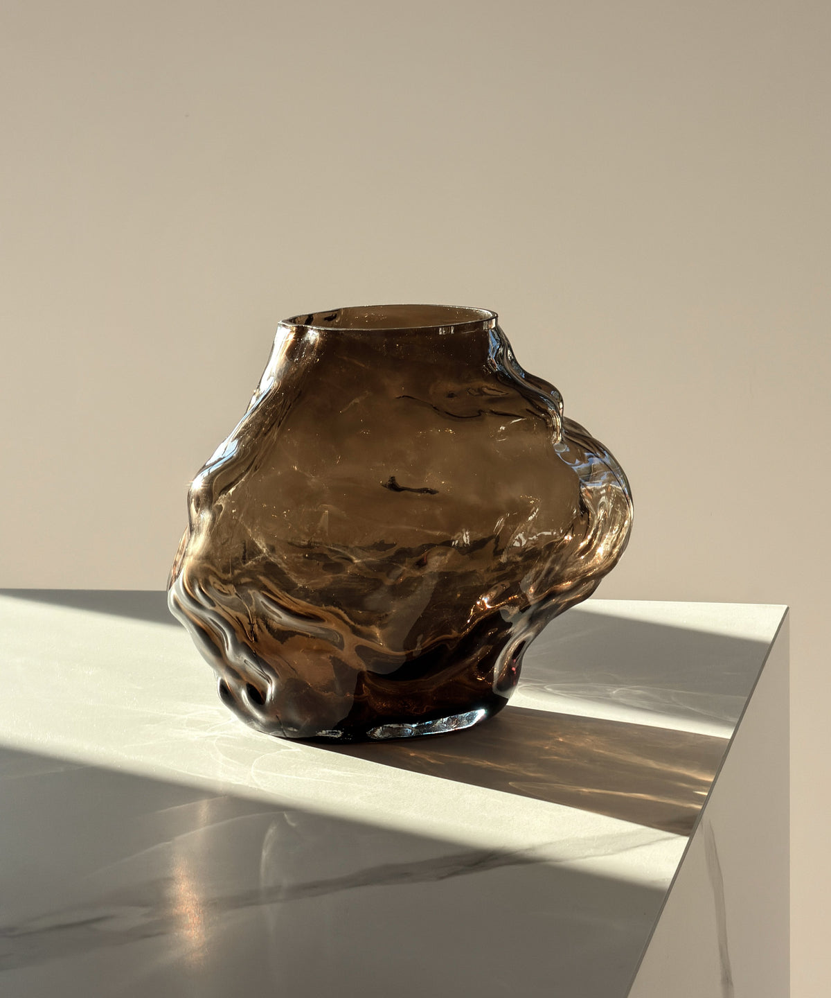 Suri Glasvase aus braunem Rauchglas auf der Küchenarbeitsplatte im Sonnenlicht