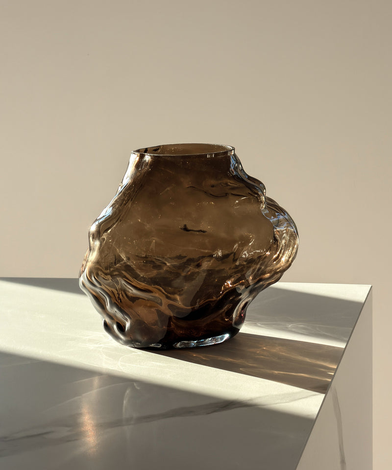 Suri Glasvase aus braunem Rauchglas auf der Küchenarbeitsplatte im Sonnenlicht