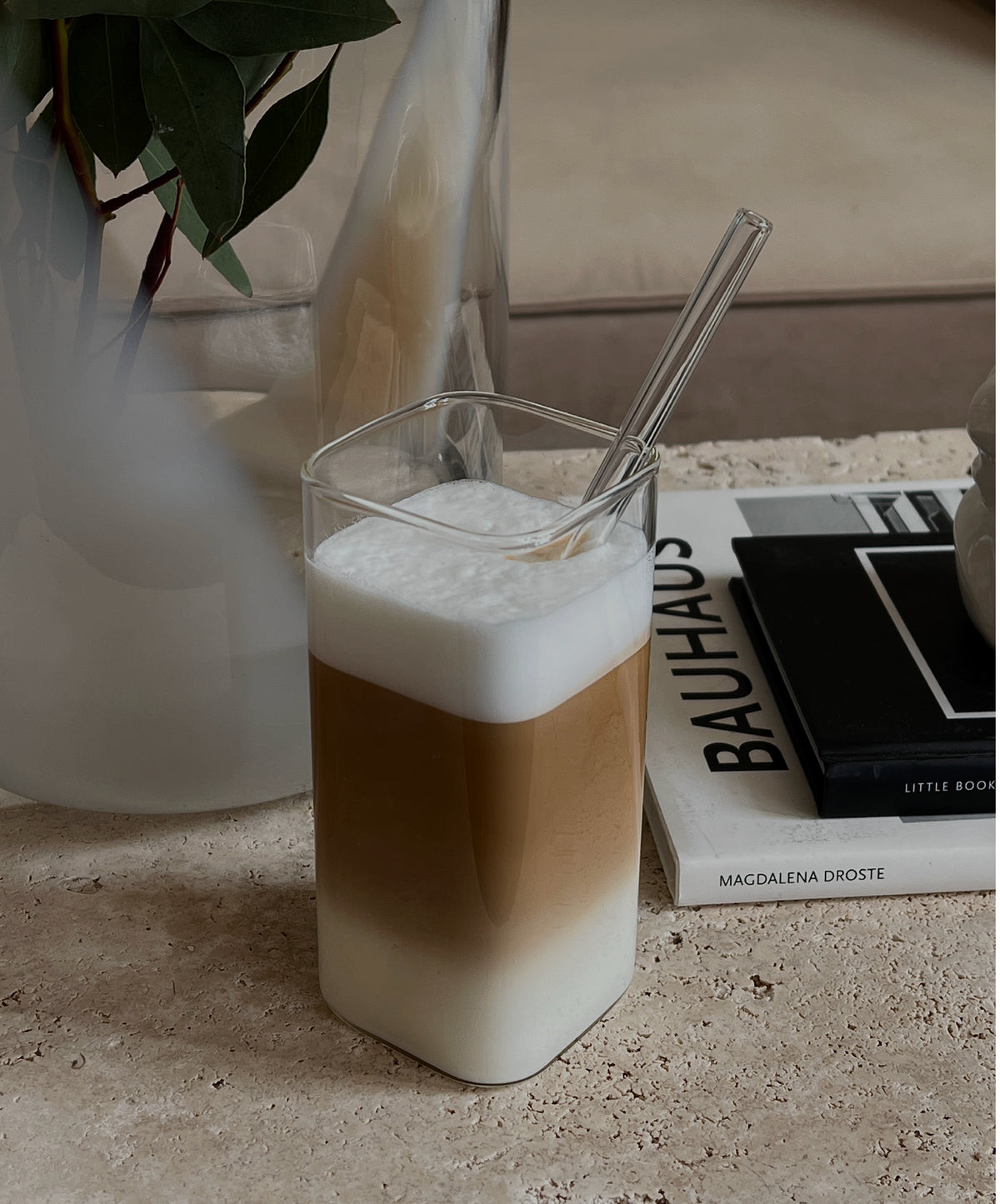 Trinkglas im eckigen Design aus der Serie Kuba – Produktansicht im Wohnambiente