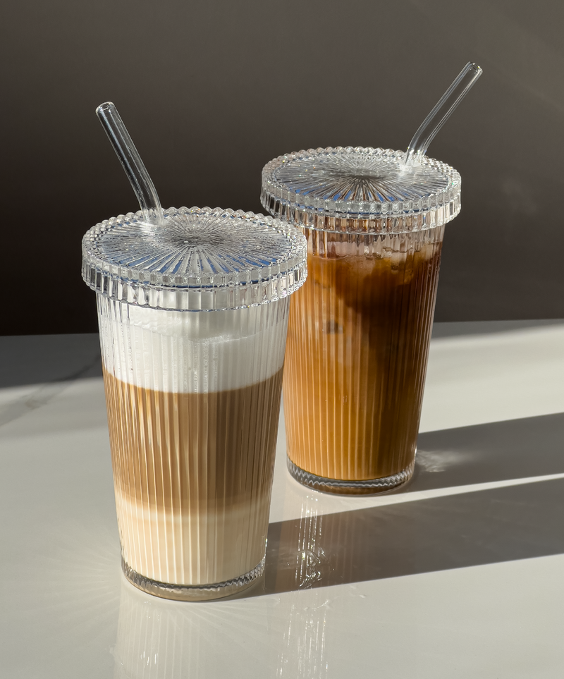 Geriffeltes Glas mit Glasdeckel und Glasstrohhalm aus der Serie Paris – Detailansicht