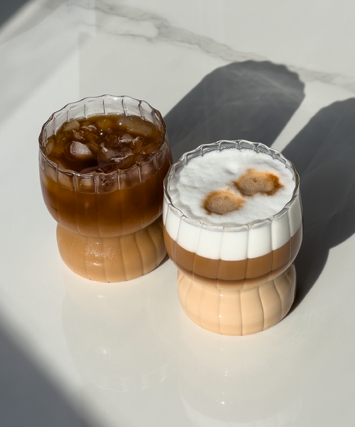 Kurviges Trinkglas im Streifen-Design aus der Serie Norway – im Wohnambiente
