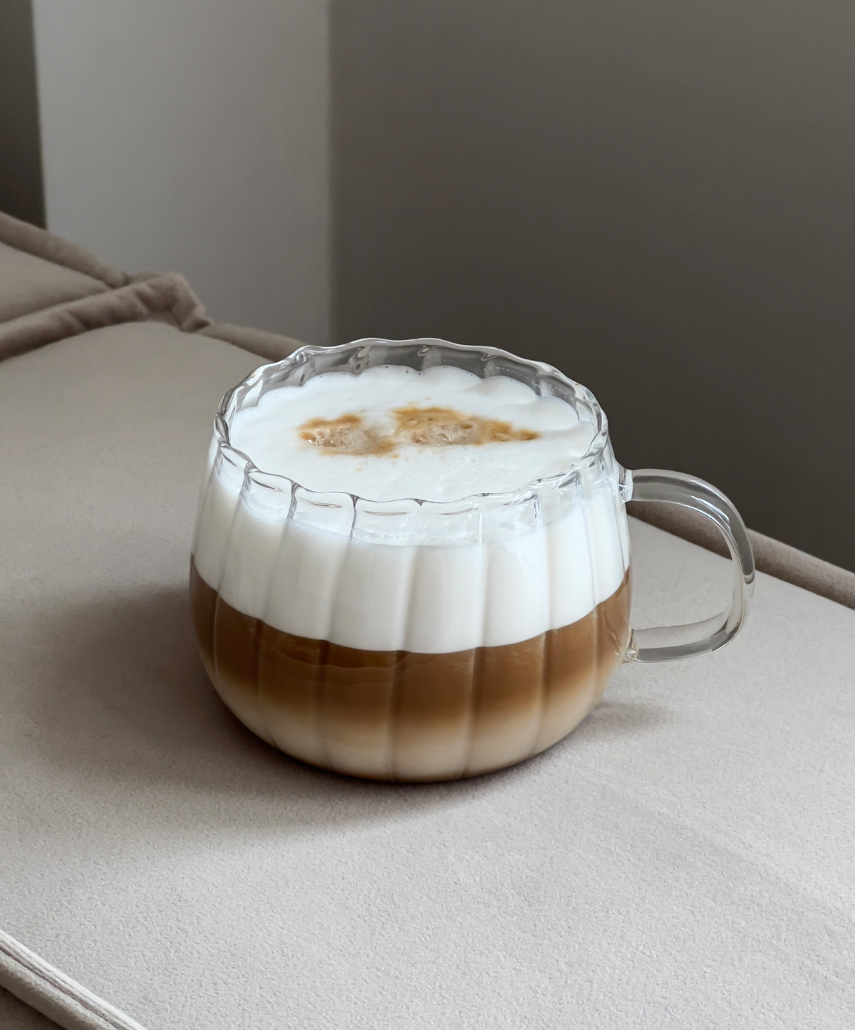 Teekaraffe und Glastassen-Set im Streifen-Design aus der Serie Norway – Detailansicht der Verarbeitung