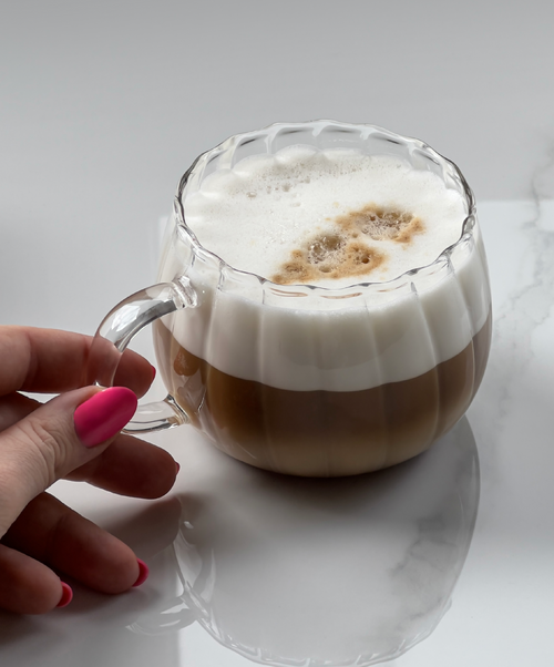 Teekaraffe und Glastassen-Set im Streifen-Design aus der Serie Norway – weitere Nahaufnahme der Oberfläche
