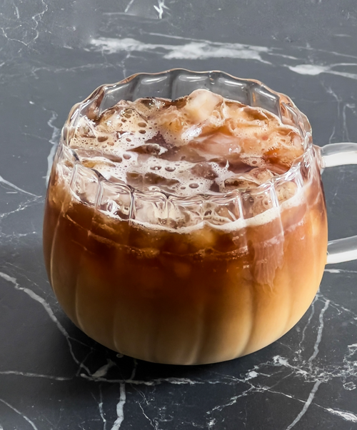 Teekaraffe und Glastassen-Set im Streifen-Design aus der Serie Norway – Produktansicht im Wohnambiente